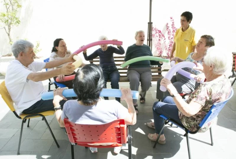 clínica dia para idoso com atividades
